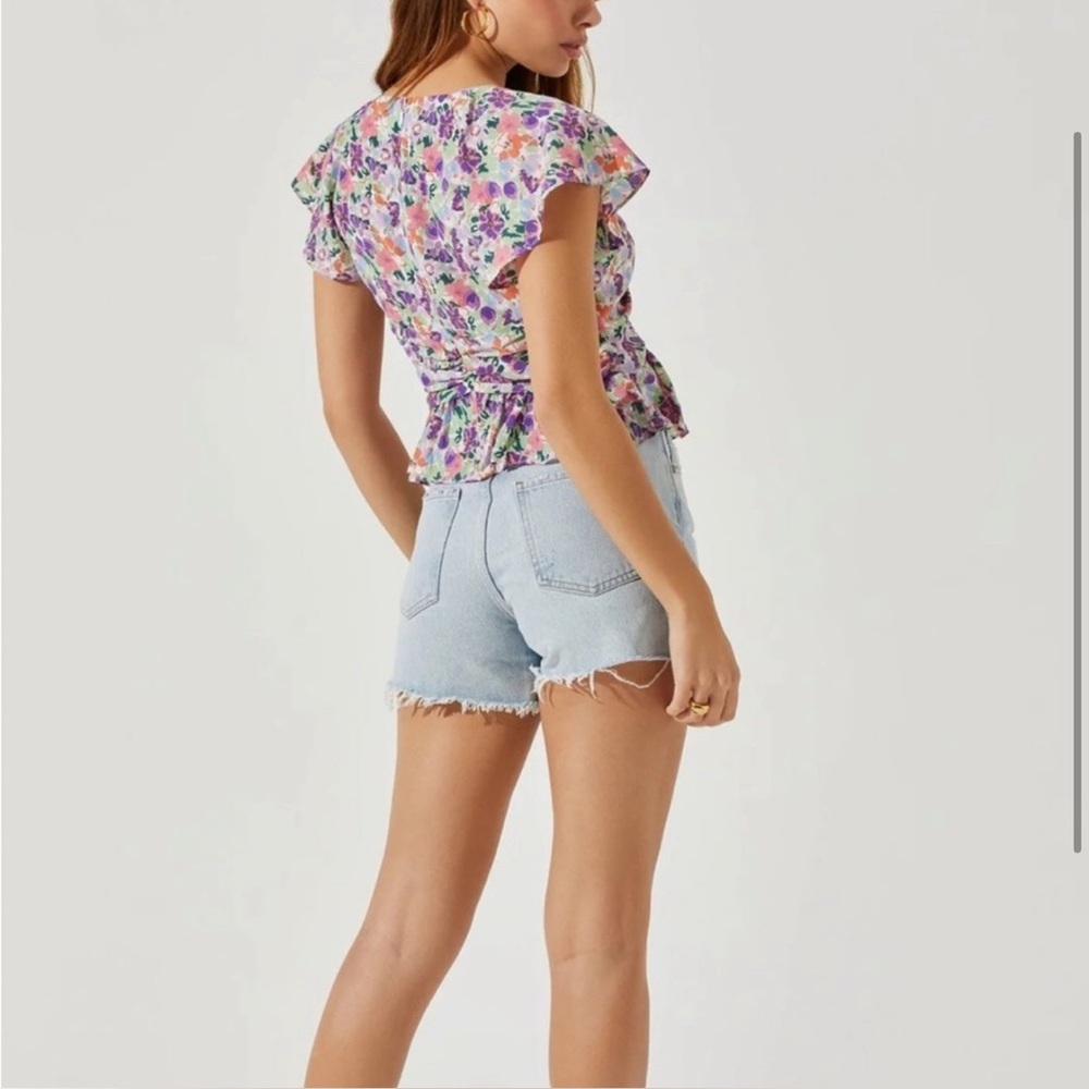 ASTR the Label Pink and Purple Ruched Puff Sleeve Blouse - Picture 2 of 9